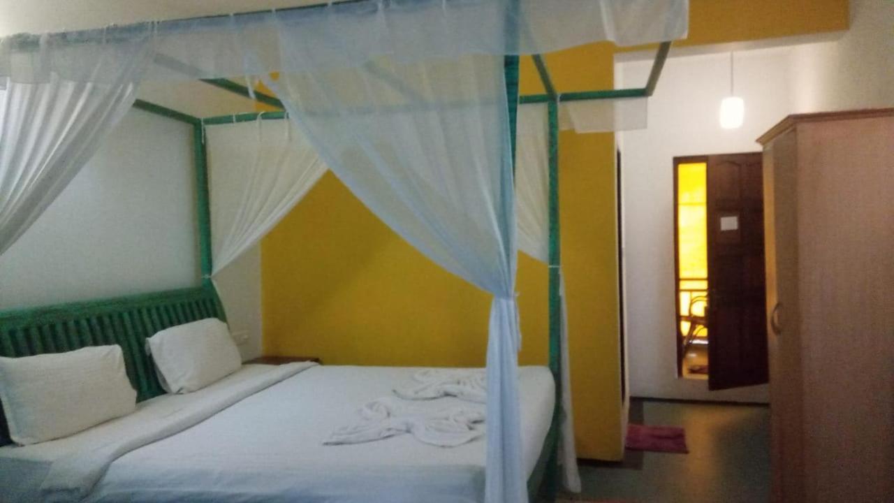 Rock Bite Hotel Morjim Exterior photo